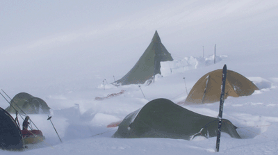 Eingeschneite Zelte im Schneesturm